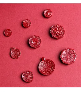 Gravure détaillée en cinabre des symboles Tai Chi et Bagua pour breloques de bracelet