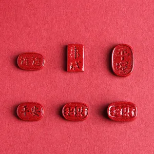 Amulettes en cinabre à haute teneur avec reflets dorés et gravures chinoises