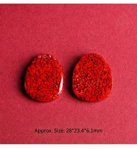 Detailansicht des roten Zinnober-Anhängers, Größe ca. 28x23x6mm, für Schmuckstücke