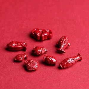 Perline a forma di pesce in cinabro rosso con sabbia dorata per gioielli fai-da-te