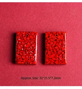 Detailansicht der roten Zinnober-Anhänger mit Maßen 32mm x 21,5mm und polierter Textur