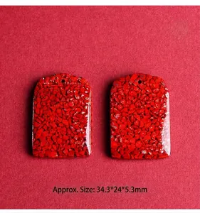 Makro-Detail von roten Zinnober-Anhängern mit Harzstruktur und Größe 34,3x24x5,3 mm