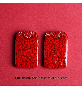 Makroaufnahme roter Zinnober-Anhänger mit Wolkenmuster, Größe etwa 39,7x24,6x6,3 mm