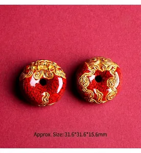 Detailansicht des roten Zinnober-Anhängers mit goldenem Drachenmotiv, Größe 31,6 mm