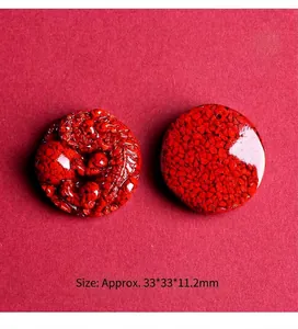 Nahaufnahme von Cinnabar-Anhänger mit Drachenrelief und körniger Textur in Rot 33mm