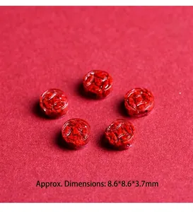 Makro-Detail von roten Zinnober-Kristallperlen mit innerer Textur für DIY-Schmuckherstellung