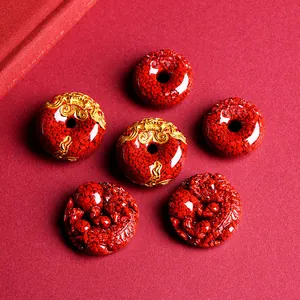 Anhänger-Set aus rotem Zinnoberstein mit Drachenschnitzerei und goldenen Mustern
