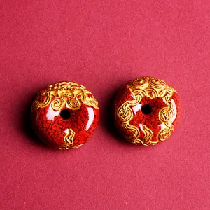 Traditioneller Cinnabar Ping An Kou Anhänger mit goldenen glückverheißenden Wolkenmustern