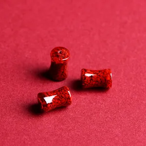 Perles de cinabre rouge poli avec texture cristalline pour la création de bijoux