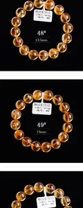 Detail van natuurlijke 13mm gele citrien kralenarmbanden met label en ambertextuur
