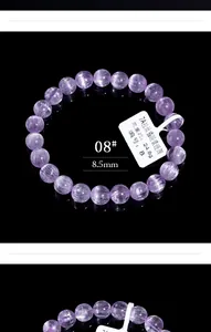 Detail eines 8,5 mm lila Kunzit-Armbands mit Katzenaugeneffekt auf schwarzem Grund