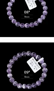 Makroaufnahme von 8mm Kunzit-Perlen mit seidigem Katzenaugeneffekt und violetten Tönen