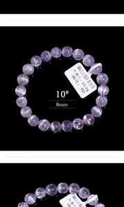 Makro-Detail des 8mm Kunzit-Armbandes mit Katzenaugeneffekt und 23,2g Gewicht auf Schwarz