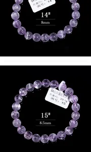 Makrofoto eines natürlichen 8mm Kunzit-Perlenarmbands mit Katzenaugeneffekt