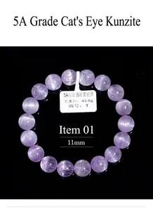 Makro-Detail von 11mm lila Kunzit-Perlen mit markantem Katzenaugeneffekt am Armband