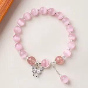 Bracelet perlé en pierre d'oeil de chat rose avec un pendentif papillon argenté brillant