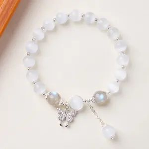 Bracelet en perles œil de chat avec pendentif papillon argenté et accents de labradorite
