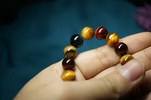 Dettaglio macro di perle naturali occhio di tigre multicolore con riflessi cangianti