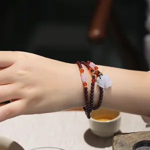 Mehrlagiges Granat-Perlenarmband mit Jade-Anhänger und goldenen Zwischenperlen
