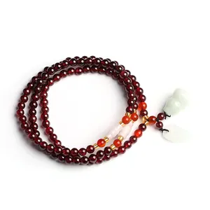 Mehrlagiges Granat-Perlenarmband mit Jade-Kürbis-Anhängern und goldenen Akzenten im Klassikstil