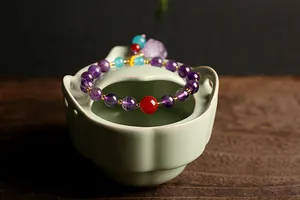 Detail van vintage amethist armband met agaat kralen en ruwe paarse kristallen hanger