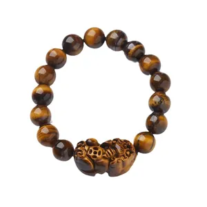 Pulsera de piedra de ojo de tigre natural con amuleto PiXiu en fondo blanco