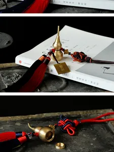 Detail eines Messing-Kalebassen-Anhängers mit chinesischem Knoten und Seidenquaste