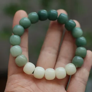 Detail van Bodhi-armband met natuurlijk kleurverloop van groen naar wit gepolijst
