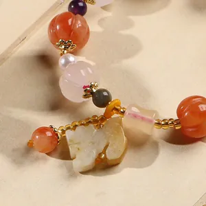 Bracelet en jade de soie dorée avec perles citrouilles et pendentif sculpté de style ethnique