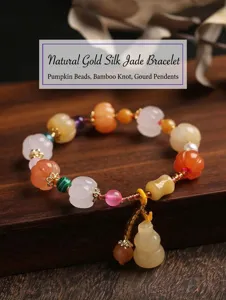 Dettaglio macro di perle di giada a forma di zucca e ciondolo a forma di zucca su bracciale