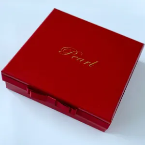 Elegante joyero rojo con texto Pearl dorado y lazo decorativo para sets de regalo