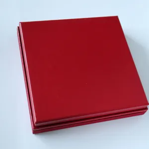 Caja de regalo cuadrada roja para collares y pulseras con acabado de textura clásica