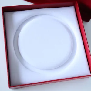 Elegante caja de regalo cuadrada roja con interior de terciopelo para collares