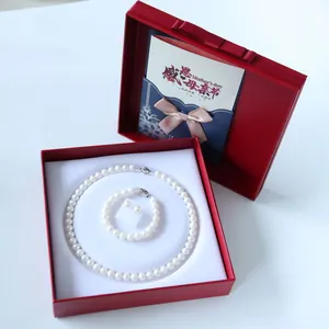 Conjunto de joyas de perlas blancas con collar pulsera y pendientes en caja de regalo roja