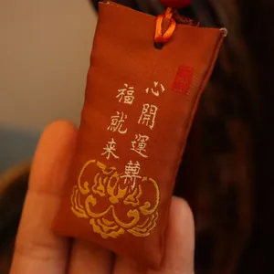 Makroaufnahme des traditionellen chinesischen Stickbeutels mit Goldlotosmuster