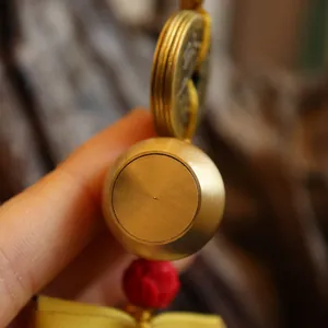 Detailaufnahme des Vintage-Messing-Kalebassenanhängers mit Wu-Zhu-Münzen und roter Perle