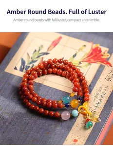 Macro detail van een rode kralenarmband met meerdere lagen op een vintage bloemenboek