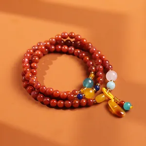 Natuurlijk rood agaat kralenarmband met drie wikkelingen en barnsteen hanger