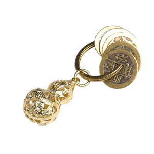 Porte-clés gourde en laiton avec motifs de poisson et cinq pièces de monnaie