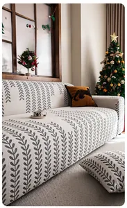 Detail der Jacquard-Fleece-Sofaabdeckung mit grauem Blattmuster in Wohnumgebung