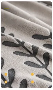 Detailansicht des grauen Jacquard-Samt-Sofabezugs mit weichem Blattmuster und dicker Textur