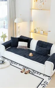 Détail de la housse de canapé en peluche jacquard avec pompons blancs et motif de vagues bleues