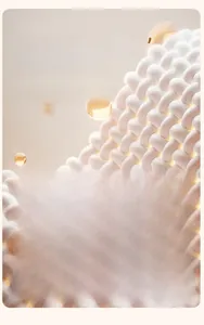 Vue macro d'une housse de canapé en jacquard crème avec une texture chaude ondulée