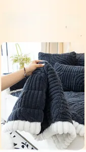 Gros plan sur la housse de canapé en jacquard gris avec texture douce et lavable en machine