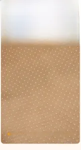 Dettaglio ravvicinato delle particelle di silicone antiscivolo sul retro del copridivano