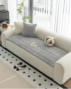 Détail du coussin de canapé gris épais en velours côtelé avec rayures antidérapantes
