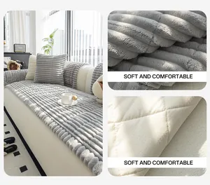 Détail de la housse de canapé en peluche avec texture côtelée et envers antidérapant