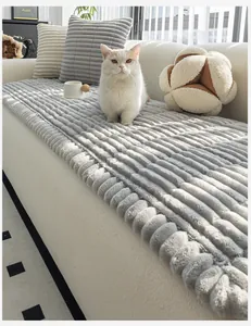 Vue détaillée du tissu en peluche gris à rayures pour canapé et matière douce chaude
