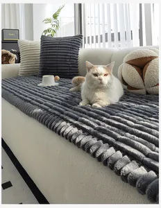 Détail d'un coussin de canapé gris foncé épais à rayures avec texture pelucheuse