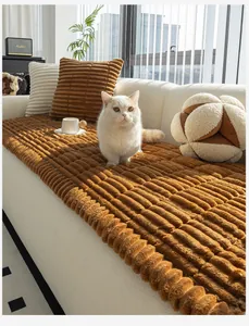 Détail de la housse de canapé en velours côtelé marron chaud et du coussin texturé
